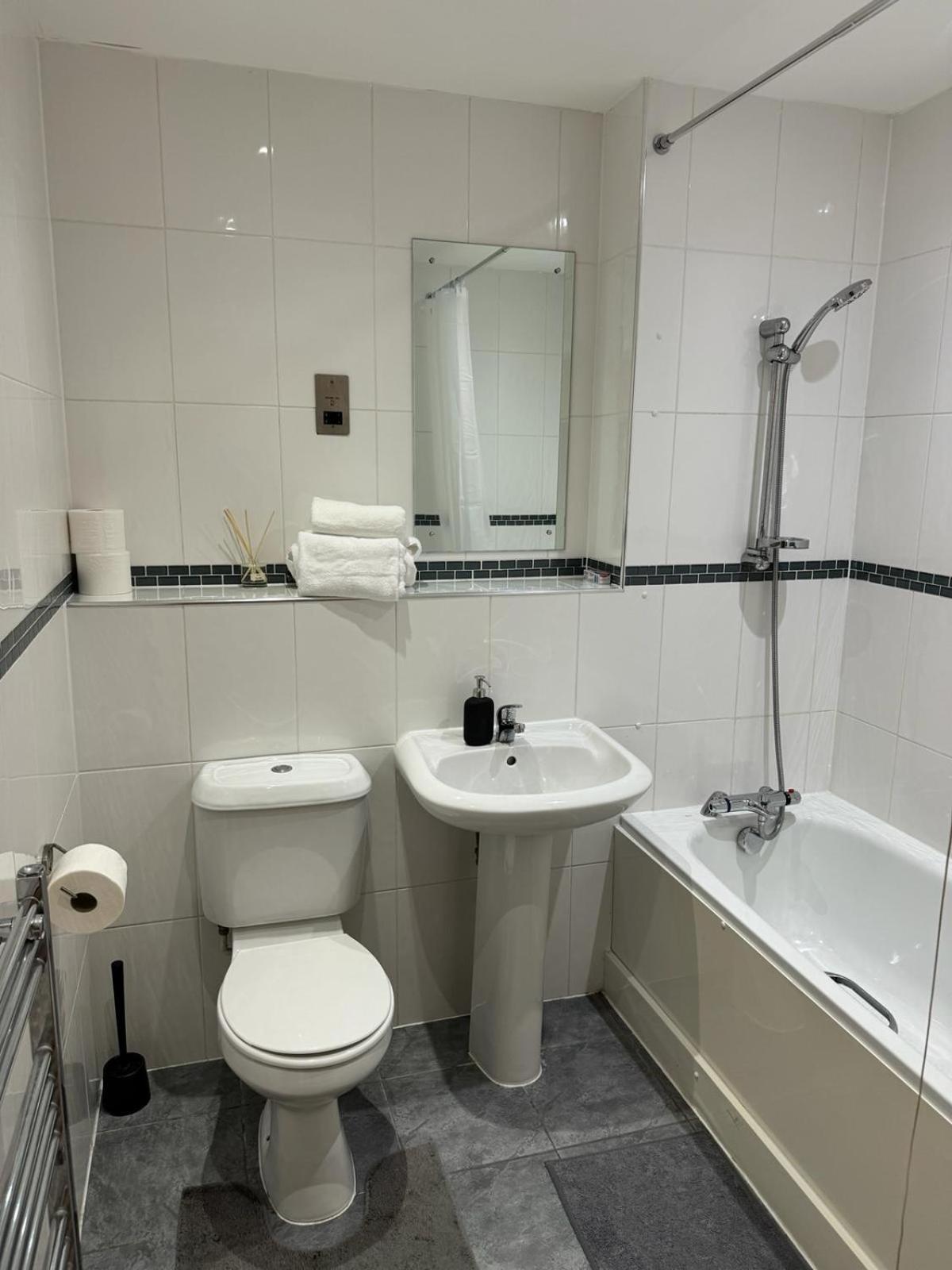 Spacious 2 Bedrooms Apartment In Stratford London Exterior photo